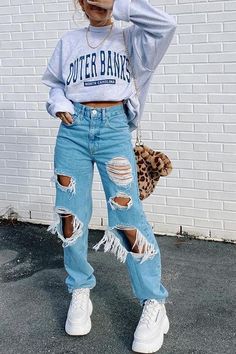 Cute Ripped Jeans, Mom Jeans Outfit, Tomboy Style Outfits, Cooler Look, Tween Outfits, Loose Jeans, Swaggy Outfits, Simple Trendy Outfits, Beauty And Fashion