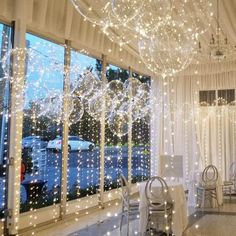 Imagine your birthday or wedding being illuminated with these beautiful LED balloons in the evening. What a wonderful atmosphere this would create and how surprised your guests would look.  Need balloon sticks? Click here to purchase The perfect decoration for birthdays, weddings, or just for home! We recommend especia Themes For A Birthday Party, White Winter Party Decorations, Winter Wonderland 50th Birthday Party, Led Balloon Centerpieces, Winter Birthday Party Ideas For Adults, Winter Wedding Decorations Wonderland, White Party Decorations Birthday, Led Balloons Wedding, Winter Formal Decorations