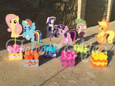 there are many little ponys on the street