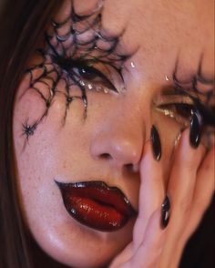 Halloween Editorial Makeup, Sucubus Makeup, 2023 Halloween Makeup, Grunge Halloween Makeup, Make Up For Halloween Ideas, Holloween Makeup Glam, Cool Halloween Makeup Creative, Black Makeup Halloween, Make Up Looks Halloween