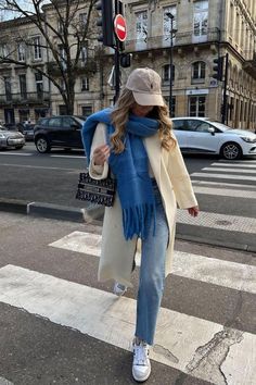 Nyc Casual Outfit Winter, Tennis Shoe Outfits Winter, Nyc Winter Going Out Outfits, New York Early Spring Outfit, Ireland Women Fashion, New York Christmas Aesthetic Outfits, London Outfit Ideas Spring 2023, Nyc Winter Outfits Christmas, Glamorous Fall Outfits