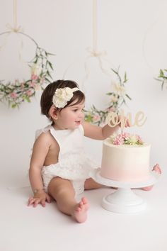 Pink And White First Birthday Photos, Basic Smash Cake, Smash Cake With Flowers, First Birthday Smash Cake Girl, Girl Smash Cake 1st Birthday, One Cake Birthday, 1st Birthday Girl Photoshooting, First Birthday Girl Photoshooting, First Birthday Cake Smash Girl