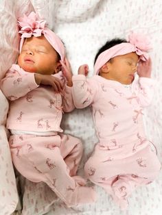 Twin Baby Girl Outfits, Twin Bassinet, Boy Girl Twin Outfits, Twin Fashion, Pregnant With Twins, Raising Twins, Twins Fashion, Twin Baby Girls, Cute Onesies