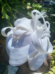 Beautiful white fascinator good for all occasions White Fascinator, Wedding Basket, Fascinator, Caps Hats, Accessories Hats, Accessory Gift, Display Homes, United States, Paper Party Supplies