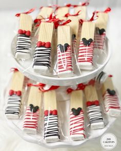 some kind of cake pops that are decorated like piano keys with bows and bow on them