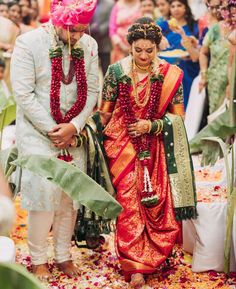 Nauwari Bride Groom Look, Maharashtra Wedding Look, Maharashtra Groom Outfit, Navvari Bridal Look With Groom, Navari Bride And Groom, Red Maharashtrian Bride, Marathi Couple Wedding Dress, Vidhi Look For Bride And Groom, Navari Saree Couple Look