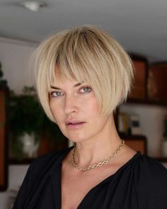 26 Most Requested Choppy Haircuts for a Subtly Edgy Style 20 Super Chic Hairstyles For Fine Straight Hair, Hairstyle Bob, Hair Spring, Chic Bob, Stacked Bobs, Choppy Haircuts, Hair 2022, Stacked Bob