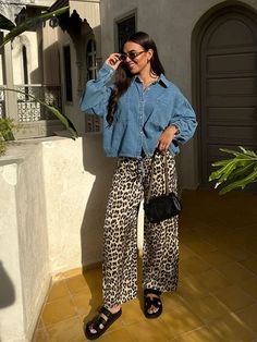 Leopard Pants Outfit Work, How To Style Leopard Print Jeans, Denim And Leopard Outfit, Leopard Print Jeans Outfit Winter, Tiger Pants Outfits, Fashion Outfits 2024 Trends Spring, Leopard Jeans Outfit Winter, Leopard Pants Outfit Summer, Leopard Trousers Outfit