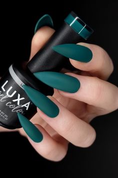 Teal Nails Matte, Mat Green Nails, Dark Nails Coffin, Matte Emerald Green Nails, Velaris Nails, Green Stiletto Nails Designs, Green Matte Nails Design, Matte Color Nails, Matt Nails Design