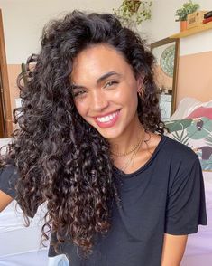 Red Hair Pictures, Dark Hair With Highlights, Trendy Hairstyle, Natural Curls Hairstyles, Curly Hair Inspiration, Hair Crush, Curly Hair Tips, Short Curly Hair, Long Curly Hair