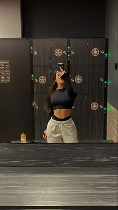 gym gymlife gymgirl leggings set Tomboy Gym Workout Outfits, Gym Outfit Inspo Aesthetic, Gym Fit Outfit, Poses Gym Mujer, Cute Gym Sets, Gym Girlies Aesthetic Outfits, Gym Body Women Goals, Gym Set Outfit, Gym Fits Aesthetic Women