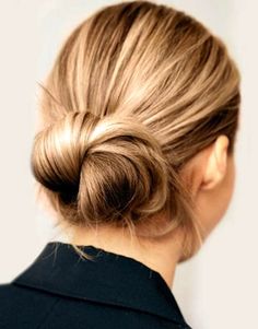 Simple hair bun Job Interview Hairstyles, Interview Hairstyles, 5 Minute Hairstyles, Night Hairstyles, Low Bun