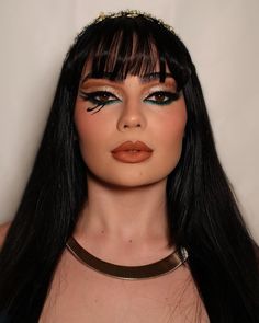 Ancient Egyptian style 👑🇪🇬𓂀#makeup #egyptiangoddess #egyptianmakeup #ancient_egypt #makeupoftheday #makeupaddict #costumes #halloween #cleopatra Cleopatra Makeup Hooded Eyes, Easy Cleopatra Outfit, Cleopatra And Cesar Costume, Egyption Costumes Halloween Women, Cleopatra Makeup Look, Egyptian Women Makeup, Halloween Costumes Women Cleopatra