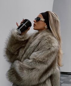 Pelo Cafe, Fur Coat Outfit, Winter Mode Outfits, Wife Style, Mob Wives, Mob Wife, Foto Poses