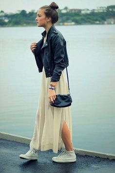 Jupe longue perfecto converse Maxi Dress With Converse, Maxi Dress With Sneakers, High Top Converse Outfit, Tulle Outfit, Maxi Skirt Winter, Dress With Converse, Winter Maxi, White High Top Converse, Leather Jacket Dress