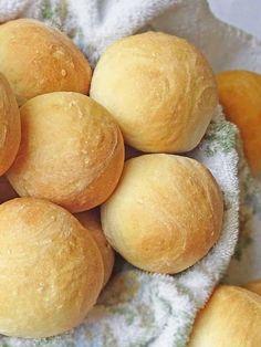 a bunch of bread rolls sitting on top of a cloth