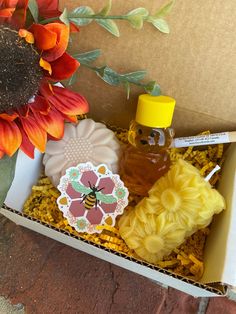 Box of sunflower inspired goodies! Gift set includes a 2oz Florida seasonal honey extracted from our own hives! In addition, a hand-poured beeswax sunflower candle, bee sticker, and an Oatmeal Honey sunflower soap. All products are made in our own family owned Apiary -- with inspiration from our honeybees! This little box of sunshine will made any recipient feel happy! Please include your gift message and we will include in your box. Each box is mailed in our signature box (6x4x4) as pictured. Bee Basket Gift Ideas, Gift Basket Sunflower, Bumble Bee Gift Basket, Honey Bee Gift Basket, Honey Gift Set, Sunflower Candle, Sending You A Hug, Miss You Gifts, Spring Candles