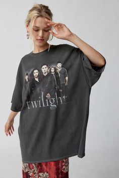 Twilight T-Shirt Dress Big T Shirt Outfits, Dress Layering, Baggy T-shirt, Women's Graphic Tees, Vintage Graphic Tees, Lazy Outfits, Urban Dresses, Top Graphic Tees, Urban Outfitters Women