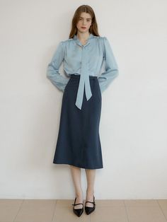 Calf-length flared skirt in woven fabric. Wrapover front with hidden buttons at waist. Lined. - High waist- Flared- Wrapover Business Casual Lined Flared Skirt, Business Casual Flared Lined Skirt, Flared Work Skirt With Button Closure, Flared Workwear Skirt With Button Closure, Blue Pencil Skirt For Workwear In Fall, Workwear Flared Skirt With Button Closure, Blue Fall Pencil Skirt For Work, Office Lady Flared Skirt For Workwear, Chic Blue Office Wear Skirt