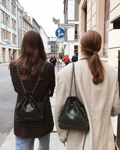 Moda Chanel, Backpack Outfit, Street Style Bags, Camila Morrone, Chanel Backpack, Chanel Fashion, 가을 패션, Look Chic, Passion For Fashion