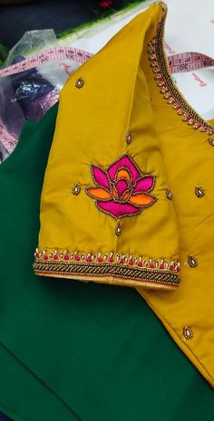 Maggam Blouse, Aari Work Designs, Thread Design, Simple Embroidery Designs, Rangoli Designs With Dots, Simple Blouse Designs, Maggam Work Blouse Designs