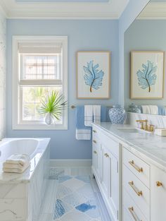 Coastal Bathroom Ideas Beach Themed Bathrooms, Nautical Bathroom Ideas, White Bathroom Inspiration, Bathroom Exterior, Coastal Style Bathroom, Coastal Bathroom Ideas, Cottage Seaside