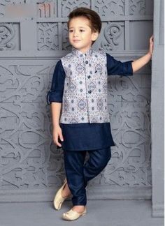 baby boys dress designs.  Arabian boys dress designs.  dress designs for Arabian mens.  boys festive wear dress designs.   #fashioninspiration #style #fashionideas #dressdesgin #boysdress #kidswear #waistcoat #kurtastyle Boys Eid Outfit Ideas, Jacket Leather Outfit, Traditional Dress For Boy, Outfit Leather Jacket, Full Sleeves Design, Kids Kurta, Kids Ethnic Wear