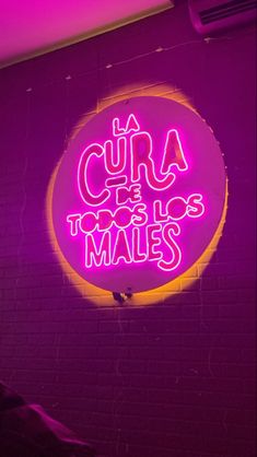 a neon sign that reads cura de los males