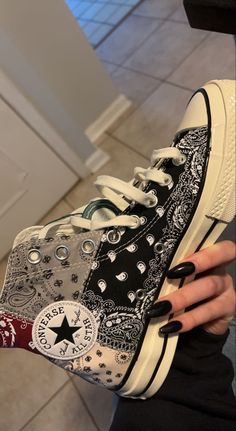 Bandana Converse, Cute Converse Shoes, Converse Design, Cute Converse, Custom Shoes Diy, Shoes Outfit Fashion, Black Converse, Embroidered Shoes, Cute Sneakers