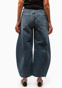 Aptly named, the Horseshoe jean from Citizens of Humanity is fashioned with a curved, wide leg that falls to slightly tapered and cropped, frayed hems. The high-rise waist and voluminous leg creates a statement-making look. This oversized silhouette looks great with a sleek tank. 100% Cotton Machine Wash, Hang Dry Made in USA Size Chart: 24 = 00 US, 25 = 0 US, 26 = 2 US, 27 = 4 US, 28 = 6 US, 29 = 8 US, 30 = 10 US, 31 = 10-12 US Model is 5’8” and wearing a size 25. Runs true to size, we recommen Spring Wide Leg Deconstructed Jeans, Alt Jeans, Baggy Jeans Outfit, Moda Jeans, Jeans Outfit, Oversized Silhouette, Citizens Of Humanity, Denim Outfit, Baggy Jeans