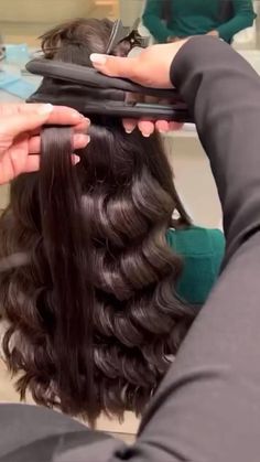 Flipped Curls Hairstyles, Beach Bridesmaid Hairstyles, Hairstyle With Bangs For Prom, Wedding Rehearsal Outfit Guest Casual, Prom Hairstyles Wavy Hair, Quince Guest Hairstyles, Spiral Curls For Long Hair, Elegant Prom Hairstyles Down, Hair Styles For Off The Shoulder Dress