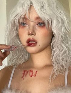 White Hair Makeup Looks, Angle Makeup Looks, White Lashes Makeup, Maiden Makeup, Makeup Trends 2024, Ethereal Beauty Woman, Angelcore Makeup, Douyin Makeup Look, Ethereal People