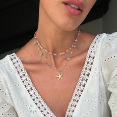 Add a touch of boho chic elegance to your summer look with this stunning handmade layering necklace. The delicate golden starfish pendant is perfectly paired with colorful beads and turquoise details, creating a unique and charming accessory. Made with care, this necklace is ideal for those who love a casual but refined style. Perfect to wear on the beach, for an evening out or as a complement to a light dress, this necklace is the detail that makes the difference. Give yourself or a loved one a Turquoise Necklaces With Starfish Charm For Beach, Turquoise Necklace With Starfish Charm For Beach, Beach Turquoise Necklace With Starfish Charm, Bohemian Starfish Necklace For Gifts, Bohemian Starfish Necklace For Gift, Summer Beach Necklaces With Starfish Charm, Summer Beach Necklace With Starfish Charm, Bohemian Jewelry With Starfish Charm For Festivals, Bohemian Starfish Necklace For The Beach