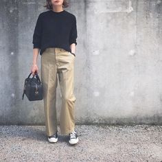 Chinos Women Outfit, 50s Style Outfits, How To Style Converse, Japanese Minimalist Fashion, Minimal Stil, Minimalist Moda, Chic Clothing Style, Womens Chinos, Stylish Summer Outfits