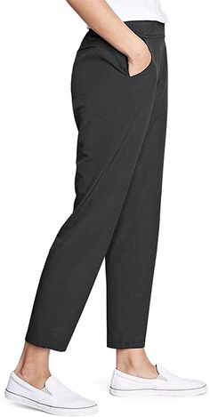 Best Outfit For Travel For Women, Outfits With Black Capris, Best Black Work Pants Women, Comfortable Pants For Women Casual, Travel Trousers Women, Womens Pants 2023, Casual Work Pants Women, Black Travel Pants Outfit, Comfy Work Pants For Women