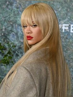 Rihanna Blonde Hair 2024, Caramel Wig, Rihanna Blonde Hair, Rihanna Blonde, Rihanna Face, Rihanna Makeup, Blond Wig, Blonde Bangs