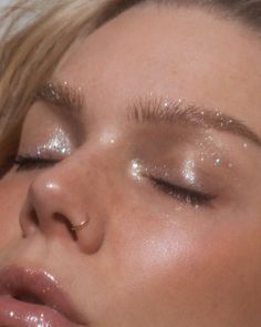 Pink Sparkle Makeup, Glitter Product, Sparkle Makeup, Linda Hallberg, Cool Makeup Looks, Beauty Inspo, Glitter Makeup, Pretty Makeup