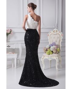 Shop best price black and white sexy mermaid flowers bridal dress in one shoulder online. Free Shipping and Custom-made. Pro since 2009. Black And White Gown Elegant, Ladies Evening Dresses, Black And White Formal Dress, Black White Dress Formal, Mermaid Flowers, Black Graduation Dress, Black Off Shoulder Dress, Black And White Gown, Communion Decorations