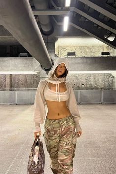 Tomboy Chic, Cute Nike Outfits, Dancers Outfit, Camo Girl, Swag Girl Style, Camo Pants, Mood Board Fashion, Streetwear Outfits, Green Camo