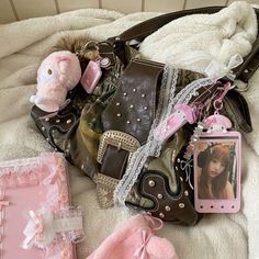 My Melody Bag, 2000s Purse, Photocards Kpop, Pretty Purses, Camo Purse, Decorated Bags, Charmmy Kitty