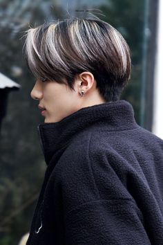 Asian Men Hair Color, Hair Color Men, Kpop Hair Color, Boys Colored Hair, Silver Hair Highlights, Hair Styles Color, Dyed Hair Men, Eric Sohn