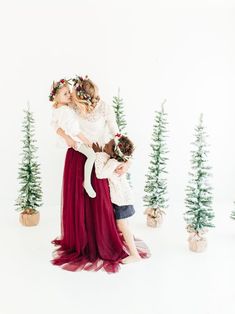 Minimalist Christmas Photoshoot, Christmas Mini Session Ideas, Mommy And Me Christmas, Mini Session Ideas, Holiday Photos Outfits, Christmas Photos Outfits, Christmas Outfit Inspiration, Christmas Session