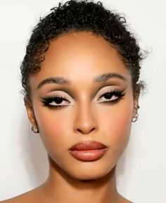 Frat Party Makeup, 90s Eyeliner Looks, Makeup Looks Aesthetic Creative, Eclectic Eye Makeup, Birthday Makeup Looks Black Women, Subtle Dark Makeup, Wet Look Makeup, Professional Eye Makeup, Maquillage On Fleek