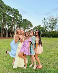 bestie pic inspo, outift inspo, bestfriends Trendy Photo Ideas, Cute Friends Photos, Cute Poses With Friends For Instagram, 6 Person Photo Pose, Sorority Instagram Pictures, Group Pics Poses, Group Of 5 Picture Ideas, Cute Sorority Pictures, Summer Friends Photoshoot