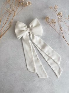 Premium quality white crepe double bows with double tails. This stylish hair bow is an ideal hair accessory for wearing to a special occasion, as bridal bow, or even everyday wear. 🎁It will also make a great "gift for girl." They are handmade with love and care from  high quality fabric in our studio in England. 📍Available in different attachments: ✅Barrette  ✅Comb Slide ✅Alligator clip 📍If you need this in a different attachment that isn't listed, please feel free to message me.  📏Bow measu Bridal Bow, Bow Light, Double Bow, Hen Do, White Bridal, Bow Hair, Stylish Hair, Barrettes, Hair Accessory