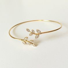 Bracelets Designs Gold, Cute Bangles, Gold Bracelet Design, Elegant Gold Bracelet, Elegant Gold Jewelry, Rings Cute, قلادات متدلية, Gold Bracelet Simple, Diamond Bracelet Design