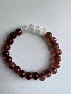 Stretchy handmade bracelet with brown and white glass beads. White Beads Bracelet, White Chocolate Mocha, Brown Bracelet, Bracelets Diy, Easy Diy Art, Bracelet Ideas, Beaded Bracelets Diy, Glass Beaded Bracelets, Stretchy Bracelets