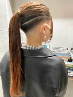 Half Undercut Women, One Side Shaved Hairstyles, Motivasi Diet, Half Shaved Hair, Shaved Side Hairstyles, Edgy Haircuts