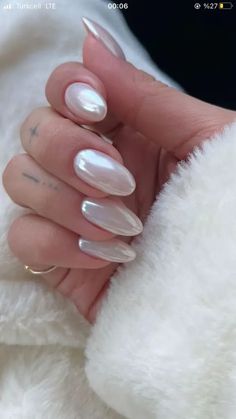 White Chrome Nails, Chrome Nails Designs, Chrome Nail Powder, Pearl Nails, Winter Nail Art, New Year's Nails, Girls Nails, Prom Nails, Nails At Home