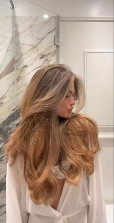 Hanna Schönberg Hair, Healthy Tiktok, Voluminous Haircut, Hannah Schonberg, Soft Healthy Hair, Aesthetic Brunette, Brunette Fashion, Blonde Hair Goals, Blonde Aesthetic